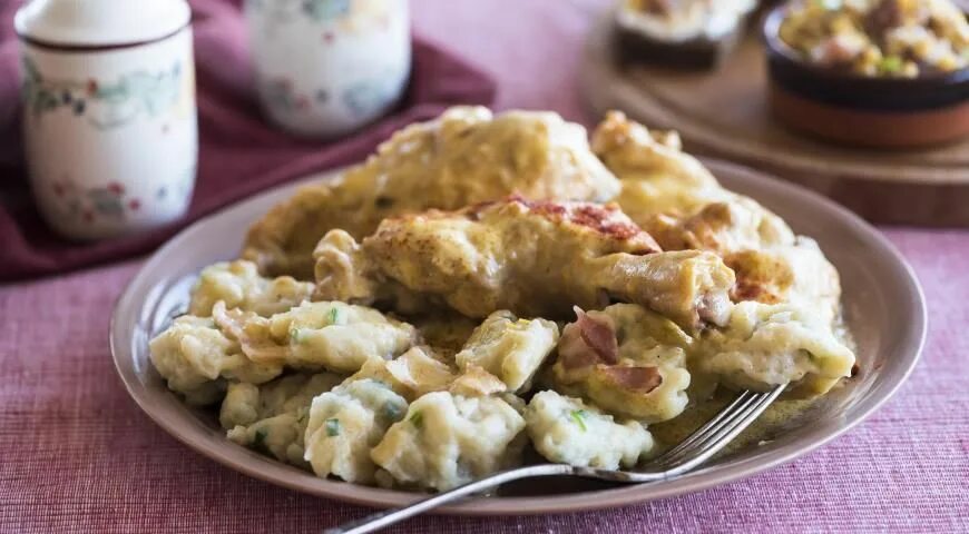 Галушки с курицей рецепт с фото. Курица с галушками. Галушки с курицей. Курица с клецками. Курица с галушками клецками.