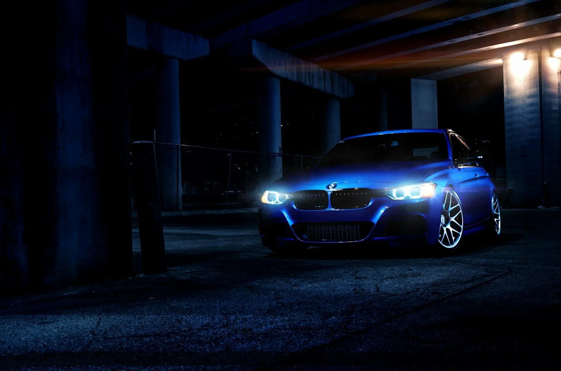 Включи 10 ночи. BMW m5 неон. BMW m5 f10 в темноте. BMW f30. BMW m3 в темноте.