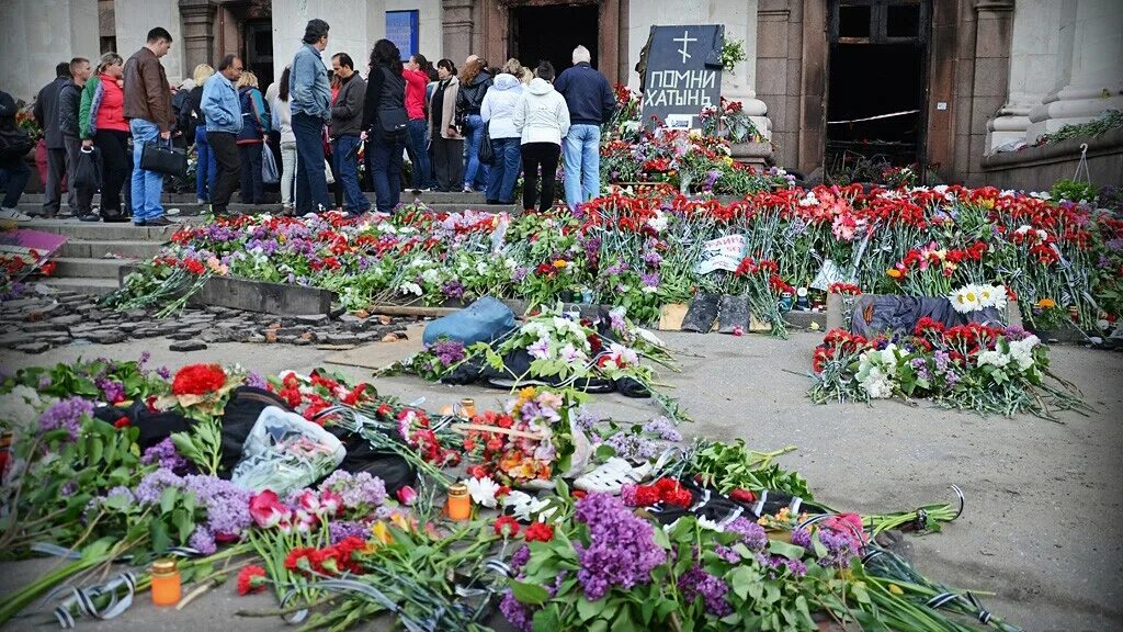 Где сейчас 2 мая. Дом профсоюзов в Одессе 2 мая 2014. Одесса дом профсоюзов трагедия. Одесса 2 мая дом профсоюзов. Одесса 2 мая дом профсоюзов цветы.