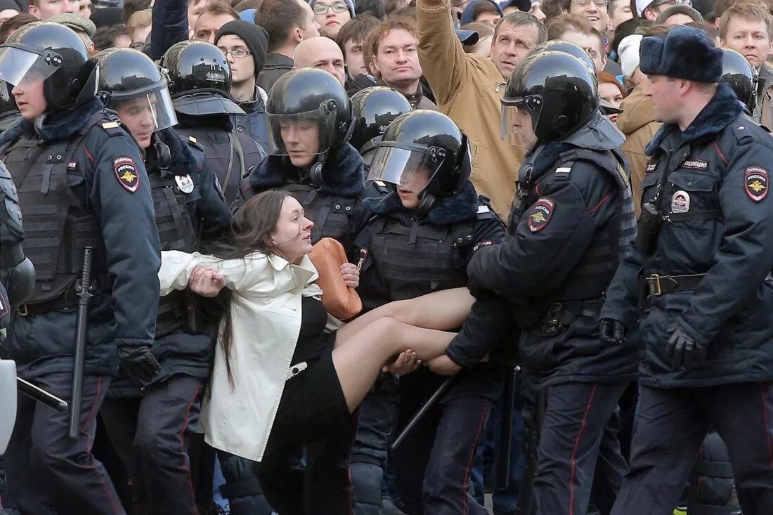 Митинг девушек. Девушки полицейские на митинге. Омоновцы несут девушку. ОМОН женщины.