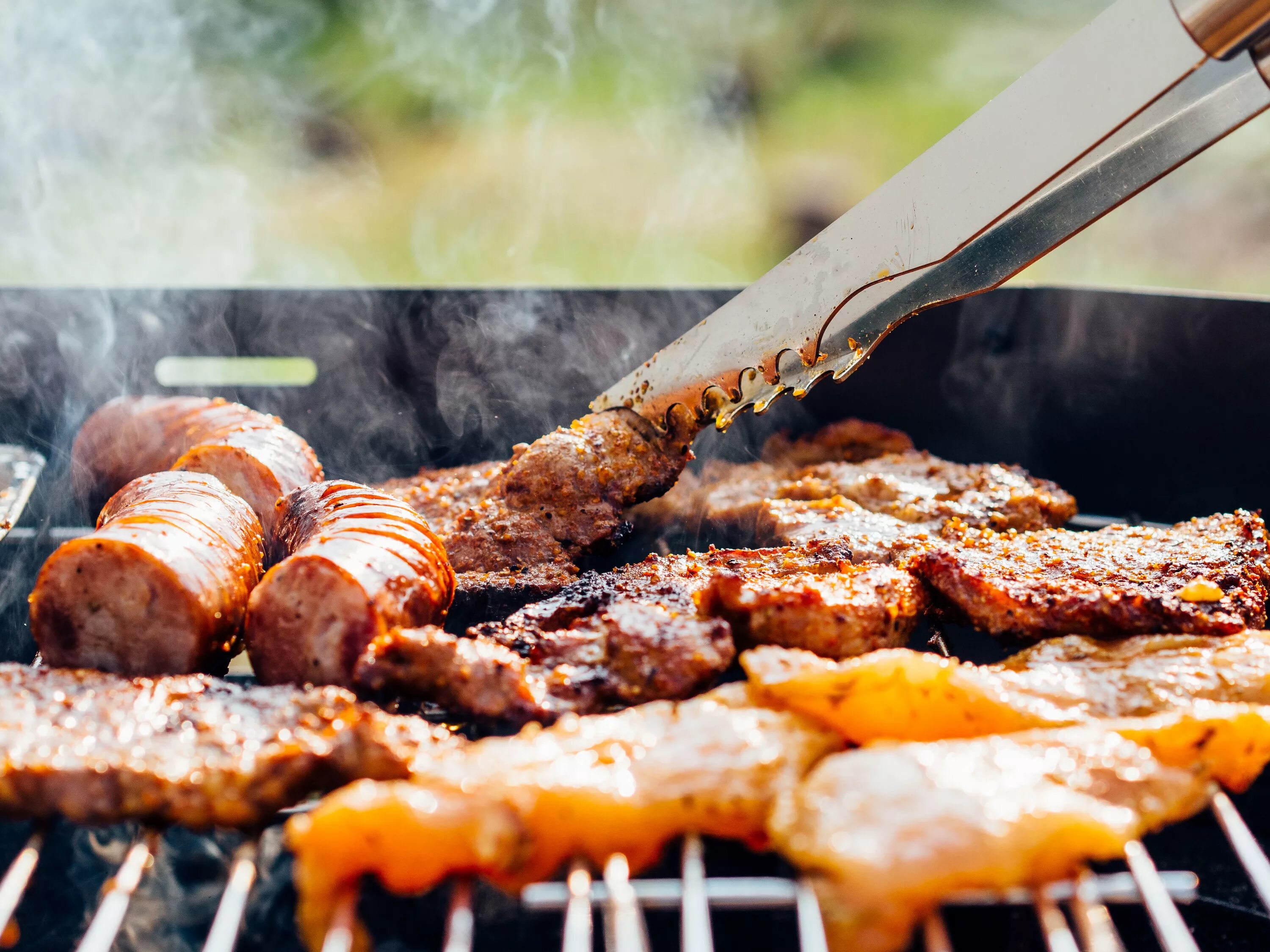 Как правильно есть шашлык. Bbq фирма. день барбекю открытки. шашлыки барбекю на мангале реклама. bbq фон.