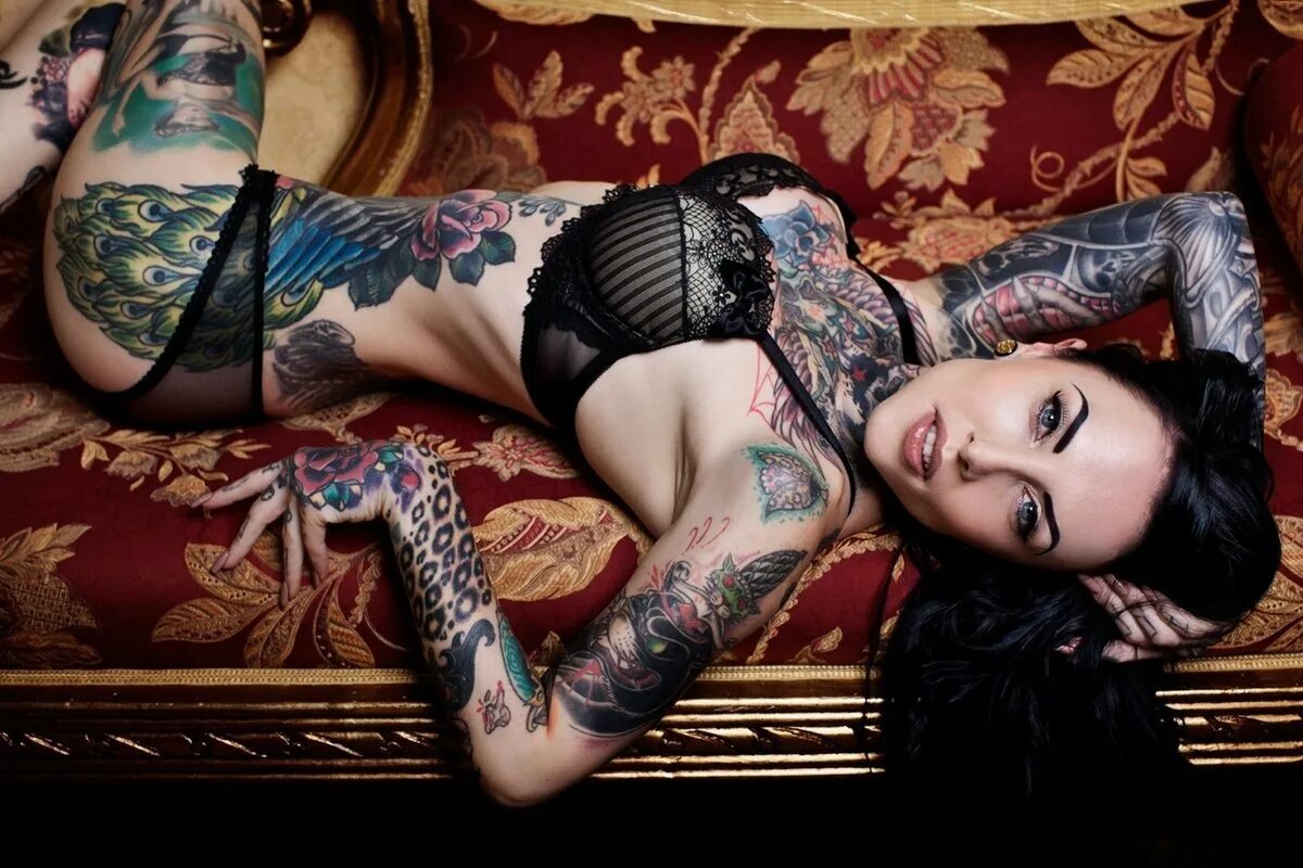 Худые девушки с татуировками. Chenoa ceara тату модель. Norma jean тату модель. Алёна забалуева брюнетка. Юлия аверкова тату модель.