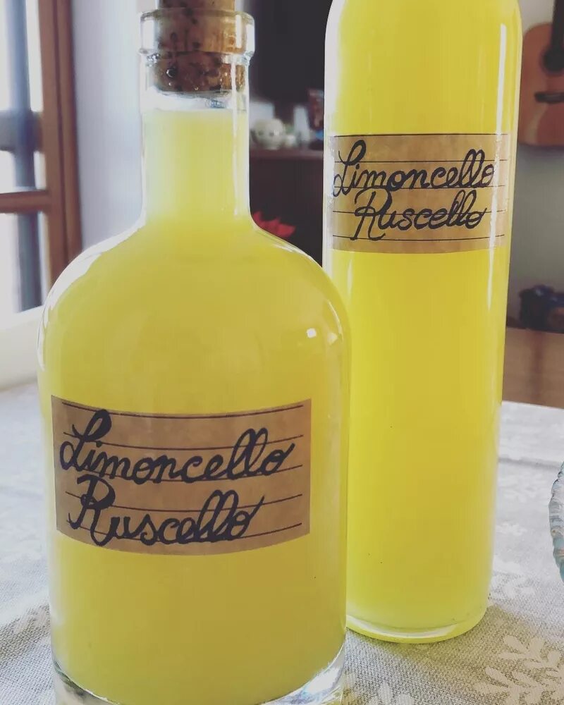 Лимончелло рецепт 1 литр. Лимончелло sole Limoncello. Лимончелло 20 литров. Лимончелло домашняя. Приготовление Лимончелло.