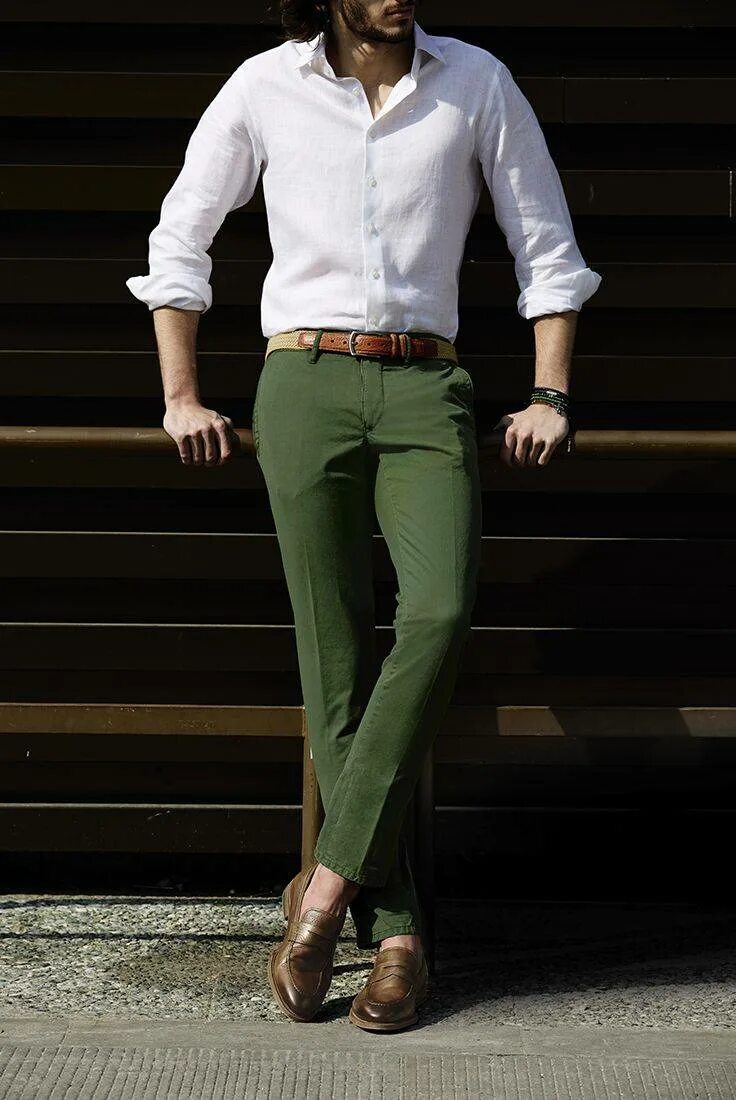 Мужчина низ. Темно зеленые брюки мужские. Зеленая рубашка и брюки. Белая рубашка и брюки. Стиль с брюками мужской.