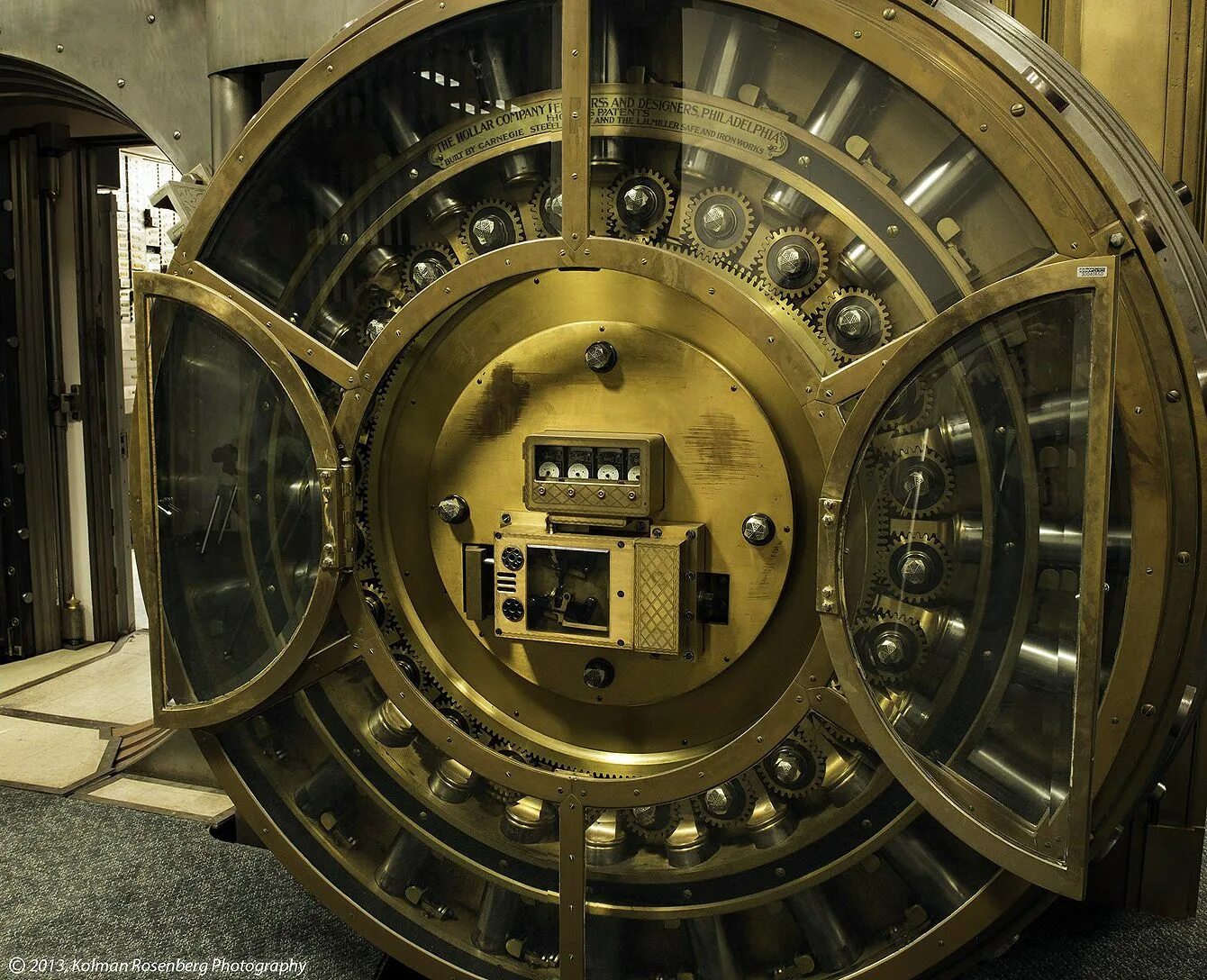 Bank vaults. Банковский сейф. Сейфовая дверь. Дверь банковского хранилища. Дверь в хранилище банка.