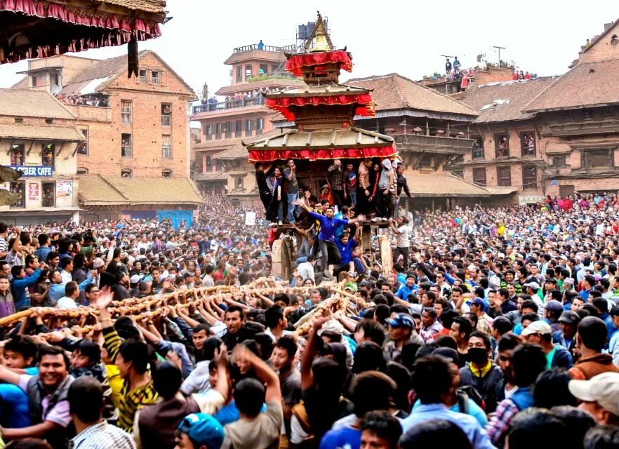 Бискет джатра. Фестиваль бискет джатра бхактапур. бхактапур непал фестиваль. бискет джатра в непале. бхактапур соревнование.