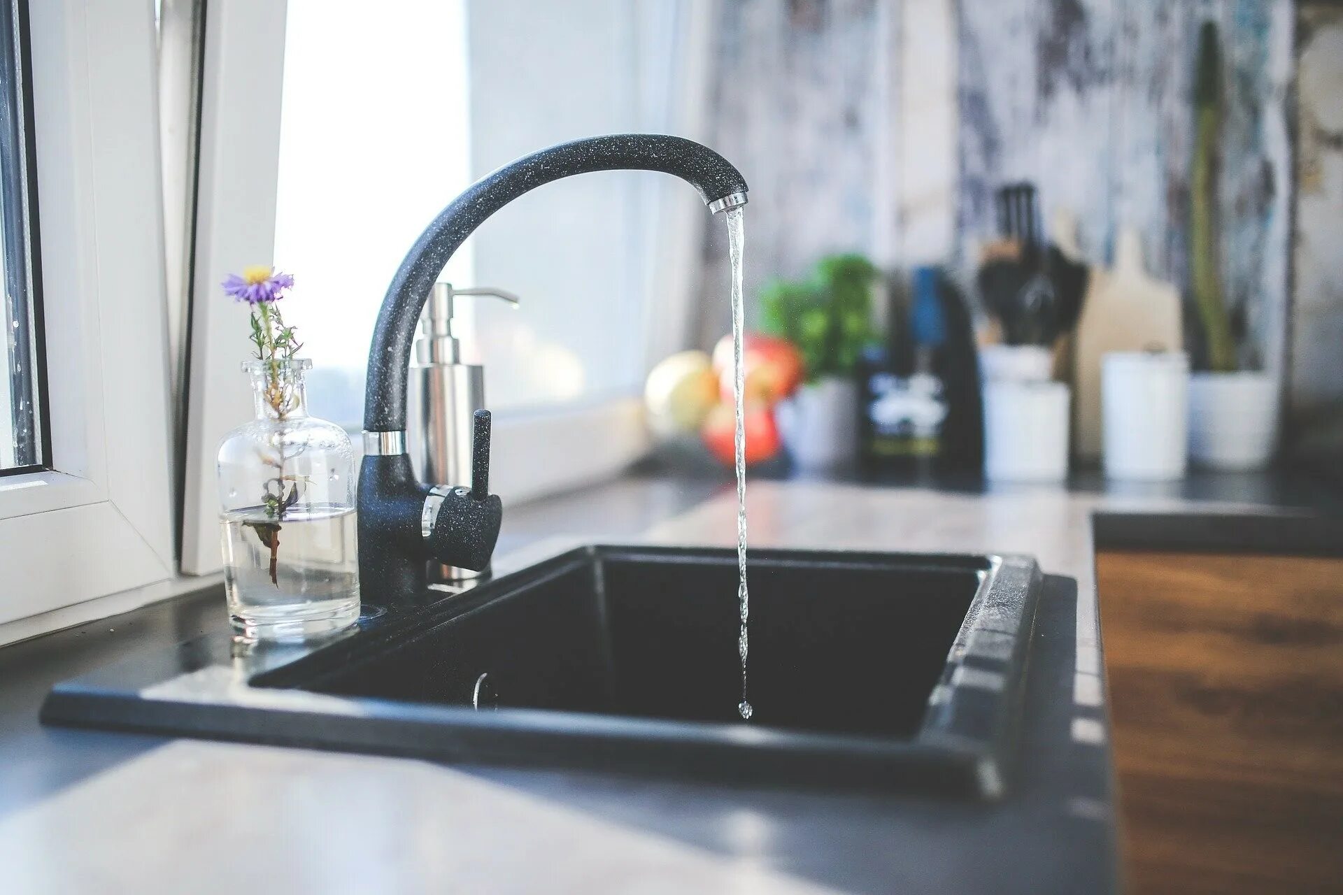 Смеситель Kitchen Bath Faucet. Кран с водой. Мойка на кухню с подачей воды. Кран вода интерьер. Включи воду на 30