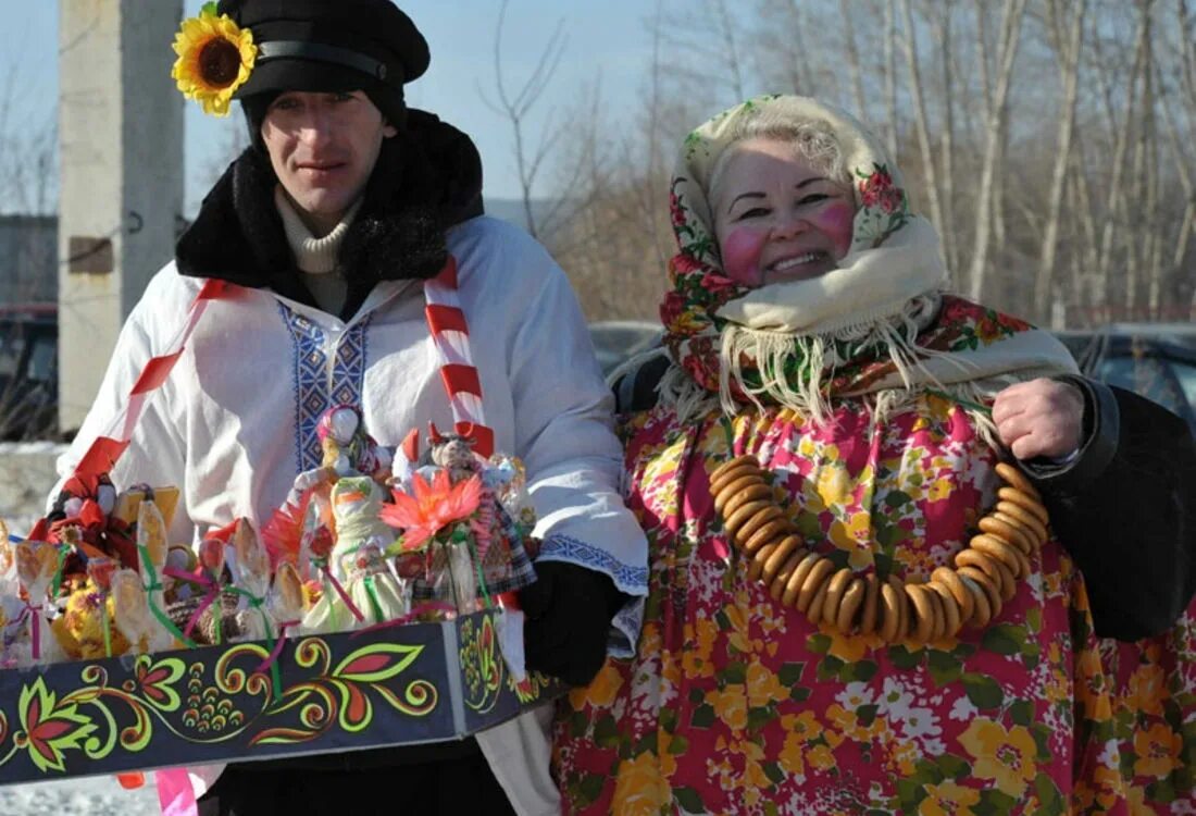 Цветок на шапку мальчику на масленицу. Костюм Масленицы. Шапка на Масленицу. Мужской наряд на Масленицу. Мужской костюм на Масленицу.