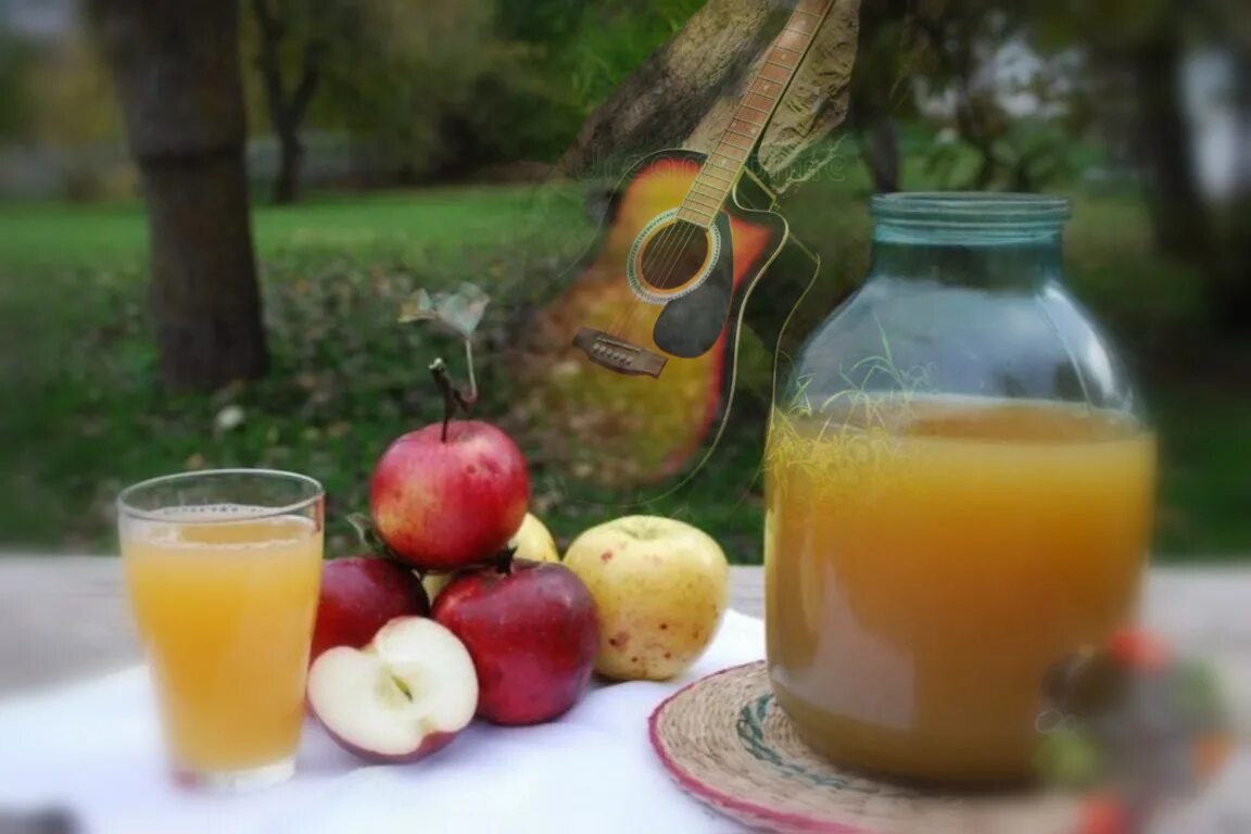 Яблочный сок. Домашний яблочный сок. Сок из яблок в домашних. Яблочный сок на зиму. Яблочный сок вода сахар