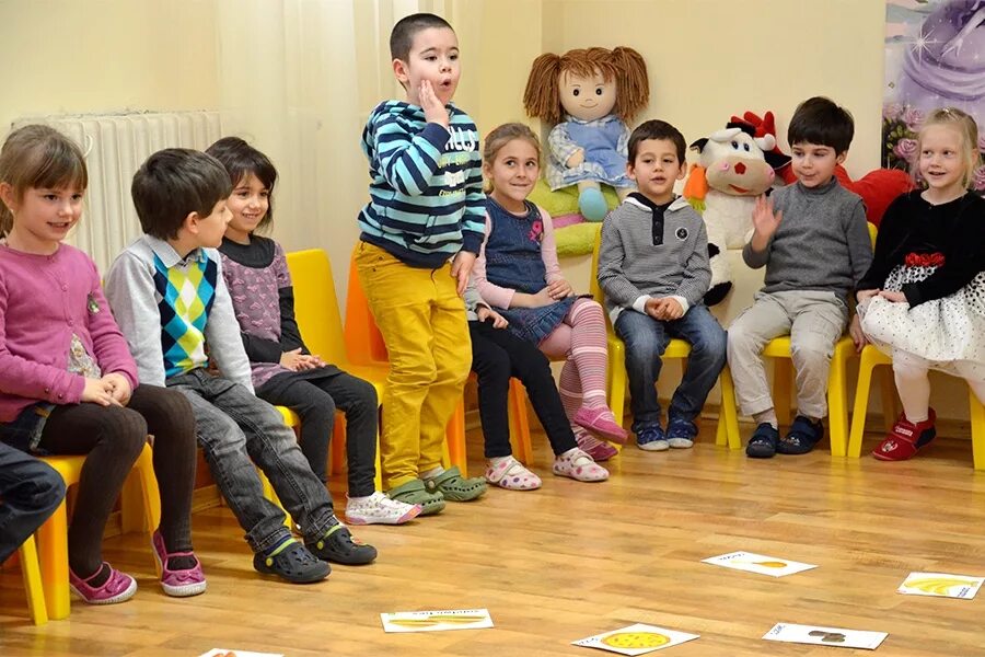 Дети в детском саду. Дети в детском саду старшая группа. Старшие дошкольники в группе. Группа детей. Обсуждаем детские сады