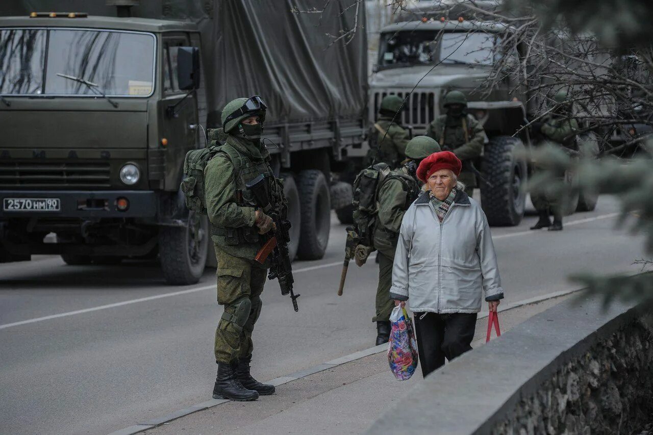 Штурм Крыма 2014. Оккупация Крыма 2014. Военные РФ В Крыму 2014. Присоединение Крыма 2014 военные. Военная операция в крыму