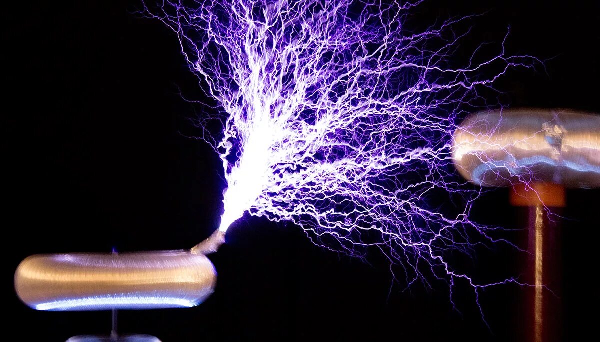 Трансформатор тесла. Никола тесла беспроводная передача энергии. Электрический разряд молнии. Никола тесла катушка теслы. Выпускник электрического разряда.