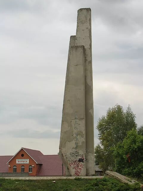 Памятники Шарьи. Памятник три сестры Шарья. Памятники города Шарья. Шарья памятник три Стеллы. Шарья орджоникидзе