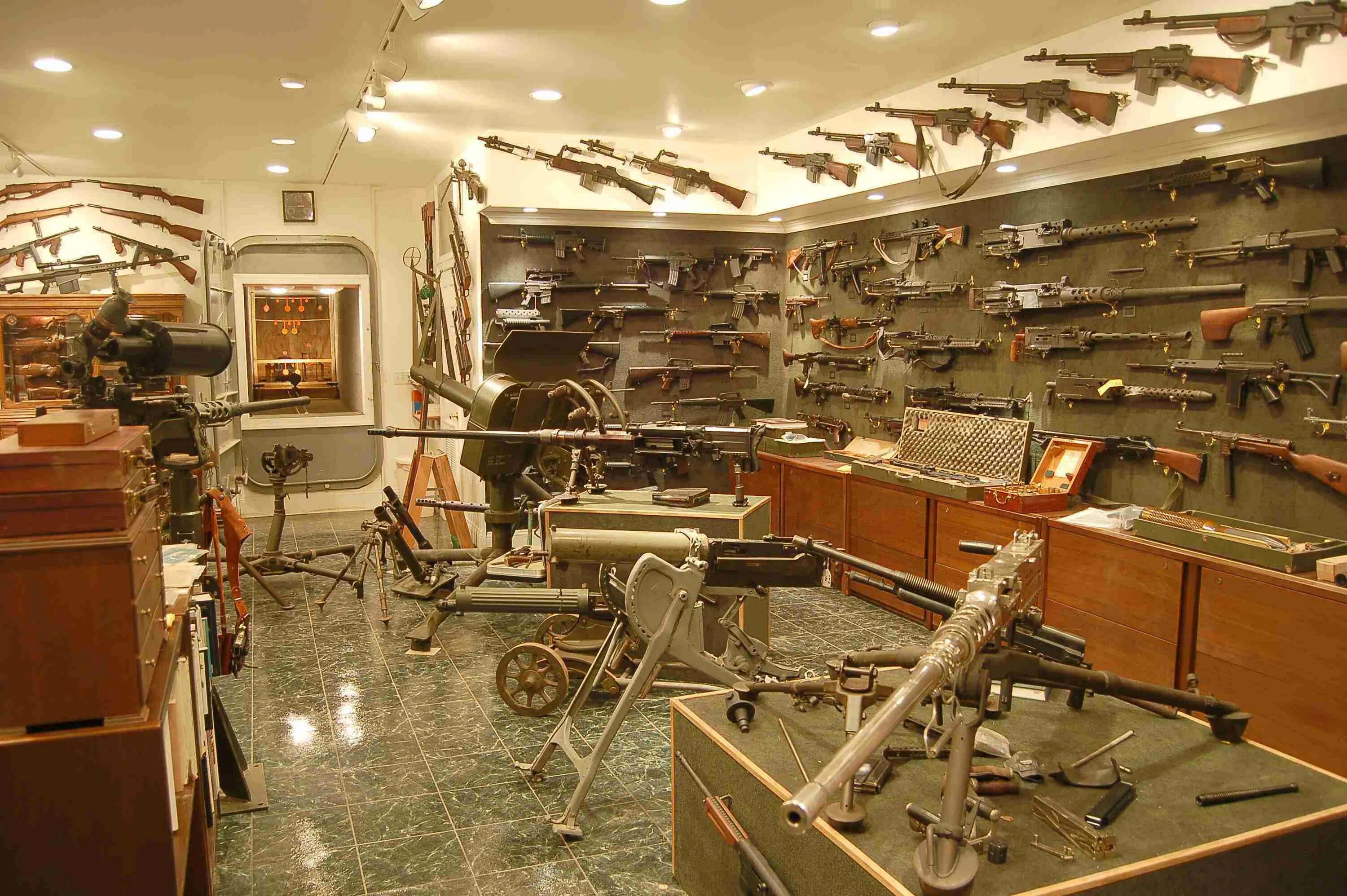 Collections store. Коллекция оружия. Коллекционирование оружия. Коллекция стрелкового оружия. Оружейная комната.