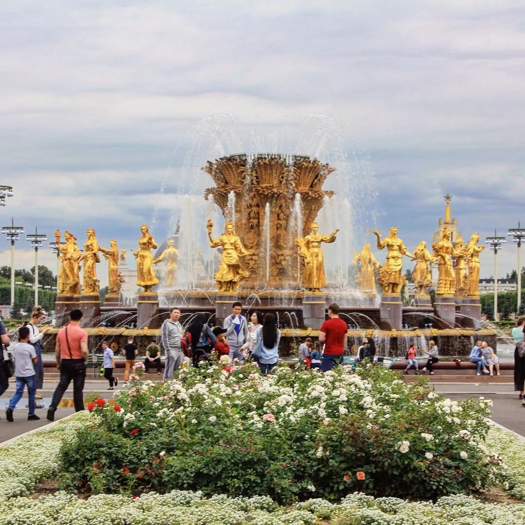 Как сейчас на вднх. Парк вднх москва сейчас. парк вднх сейчас. парк вднх москва 2025 лето. колонна лисицкого вднх.