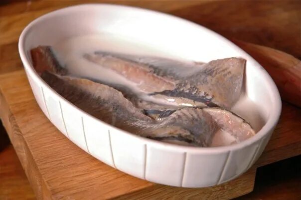 Соленая рыба с молоком. Вымоченная селедка. Селёдка вымоченная в молоке. Соленая рыба с молоком. Poached fish перевод.