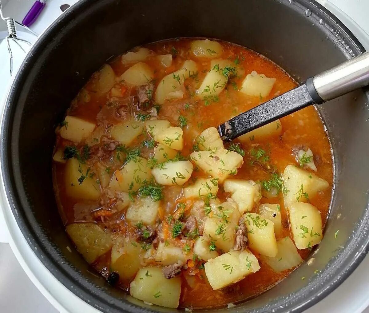 Тушеная картошка. Тушёная картошка с мясом. Тушеная картошка по домашнему. Тушеная картошка в сотейнике. Картошка без мяса на плите