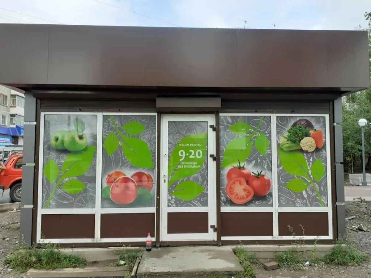 Продуктовые окна. Реклама продуктового магазина на окнах. Оклейка витрин магазина. Окна продуктового магазина. Наружная реклама витрина.