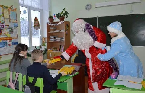 В двери новый год стучится дед мороз