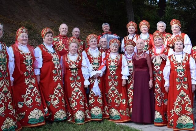 Головной убор хор русских бабушек. Коллективный хоровое русское народнплатьеое. Женский костюм для хора русской песни. Головные уборы для хора русской песни. Хор песни россии слушать