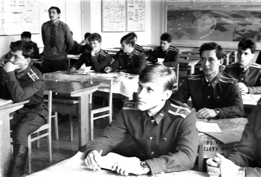 Курсант 7 читать. Фрунзе 1986 летное училище. Курсант военного училища. Курсанты военных училищ СССР. Курсанты на занятиях.