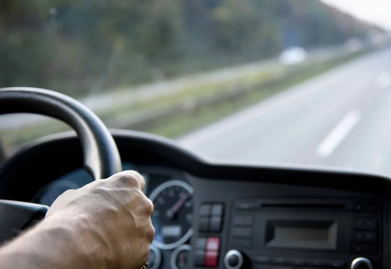 Фуры дальнобойщики. Парень на фуре. Работа на фуре без опыта. Счастливый водитель грузовика. Парень возле фуры.