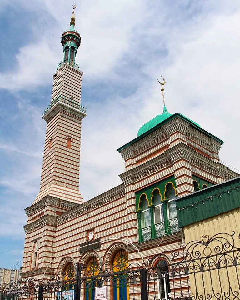 мечеть гордость мусульман в чечне. казань мечеть луна. абу даби масджид 6000x2000. покажи мечеть. мечеть султана зайда.