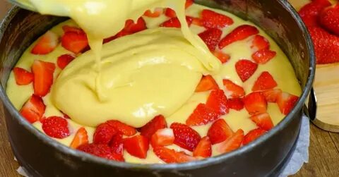 Шарлотка из клубники в духовке простой
