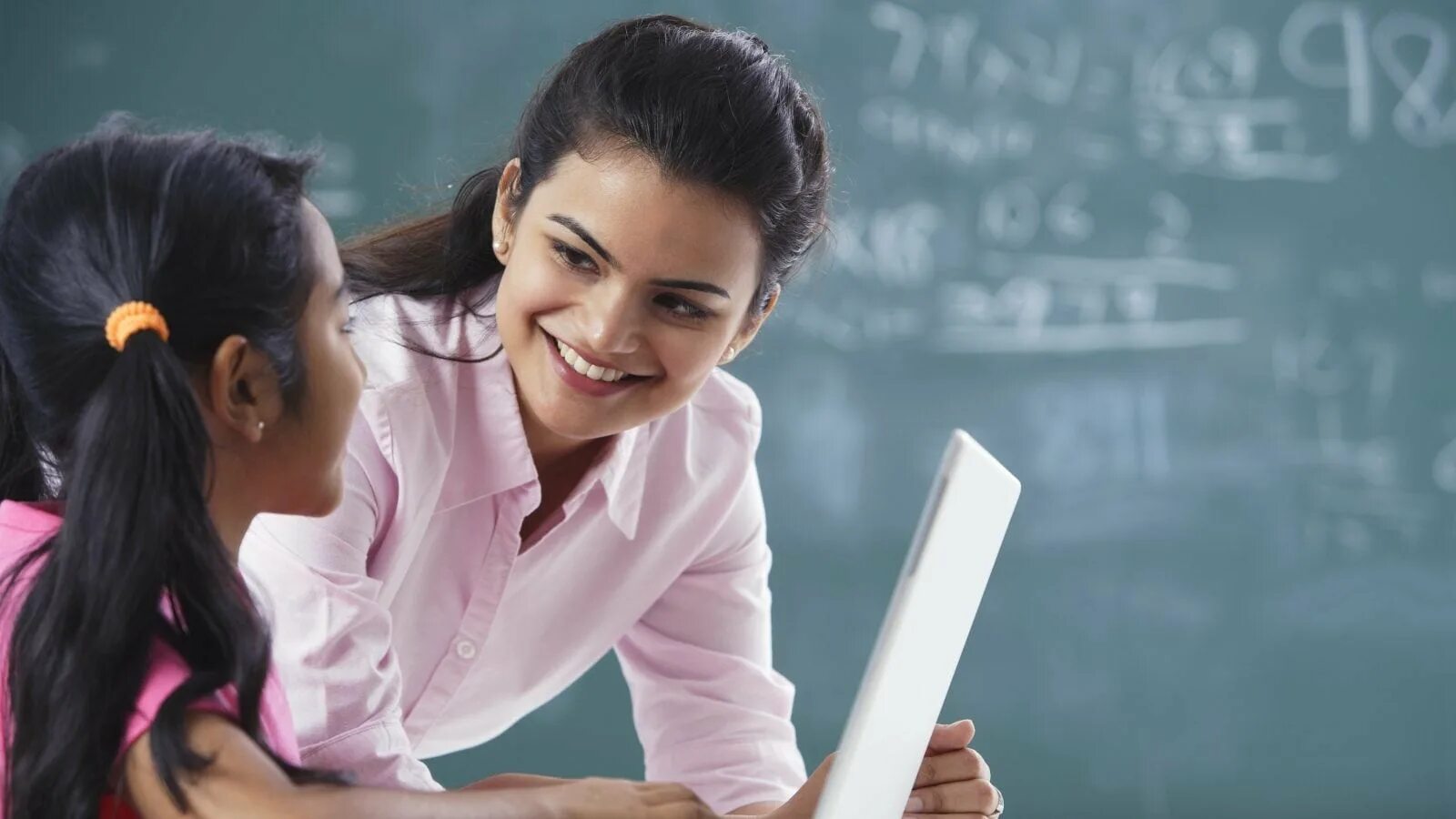 Счастливый учитель. Mental disturbance. Attitude to study. Учитель. Девушки студентки.