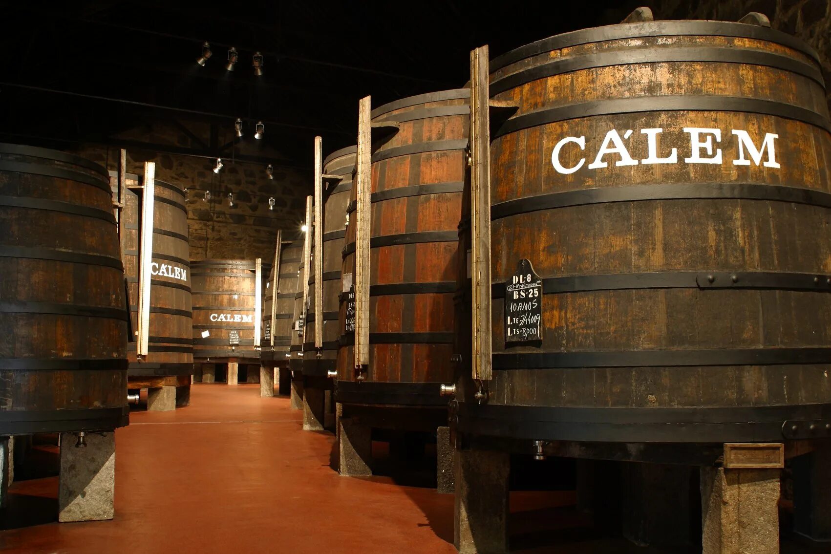 Винодельня порто веккьо. Выдержка портвейна в бочках. Портвейн португалия винокурни. Бочки с портвейном. Портвейн в бочках.