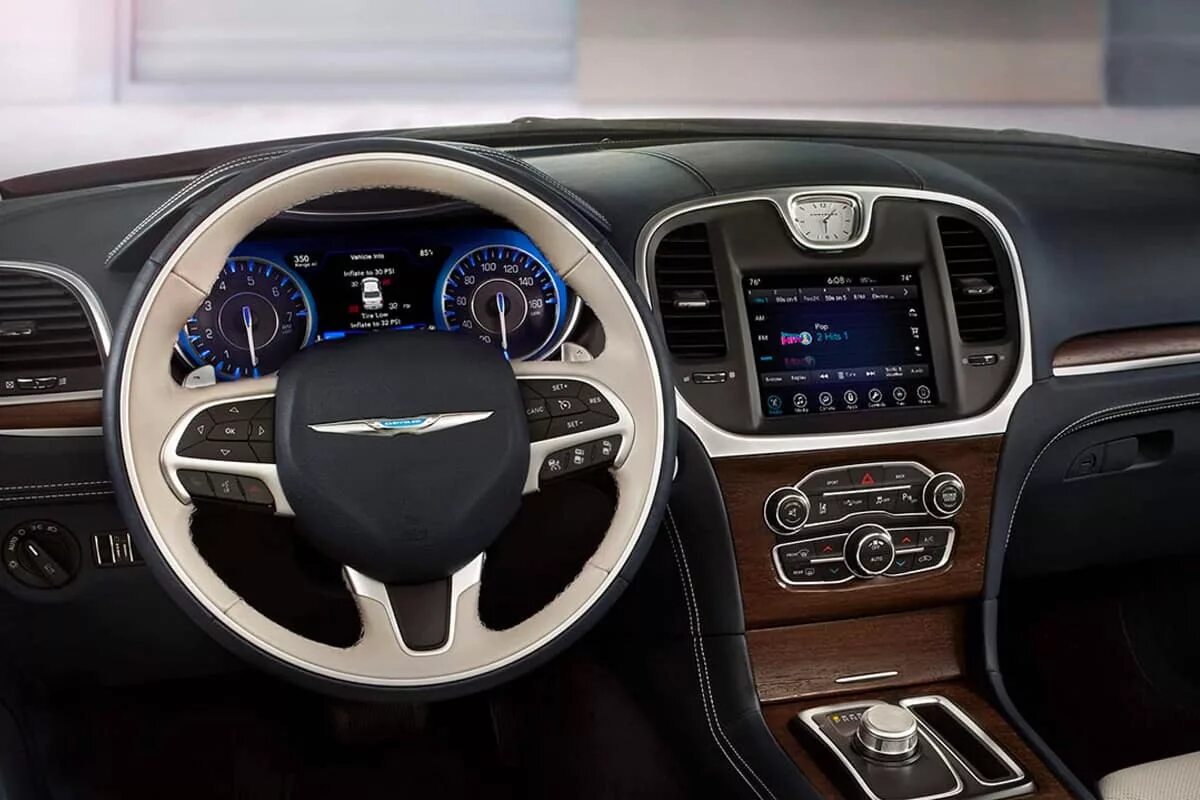 Chrysler 300c 2020. Крайслер седан 2020. Chrysler 300 2021 салон. Крайслер 300с салон.