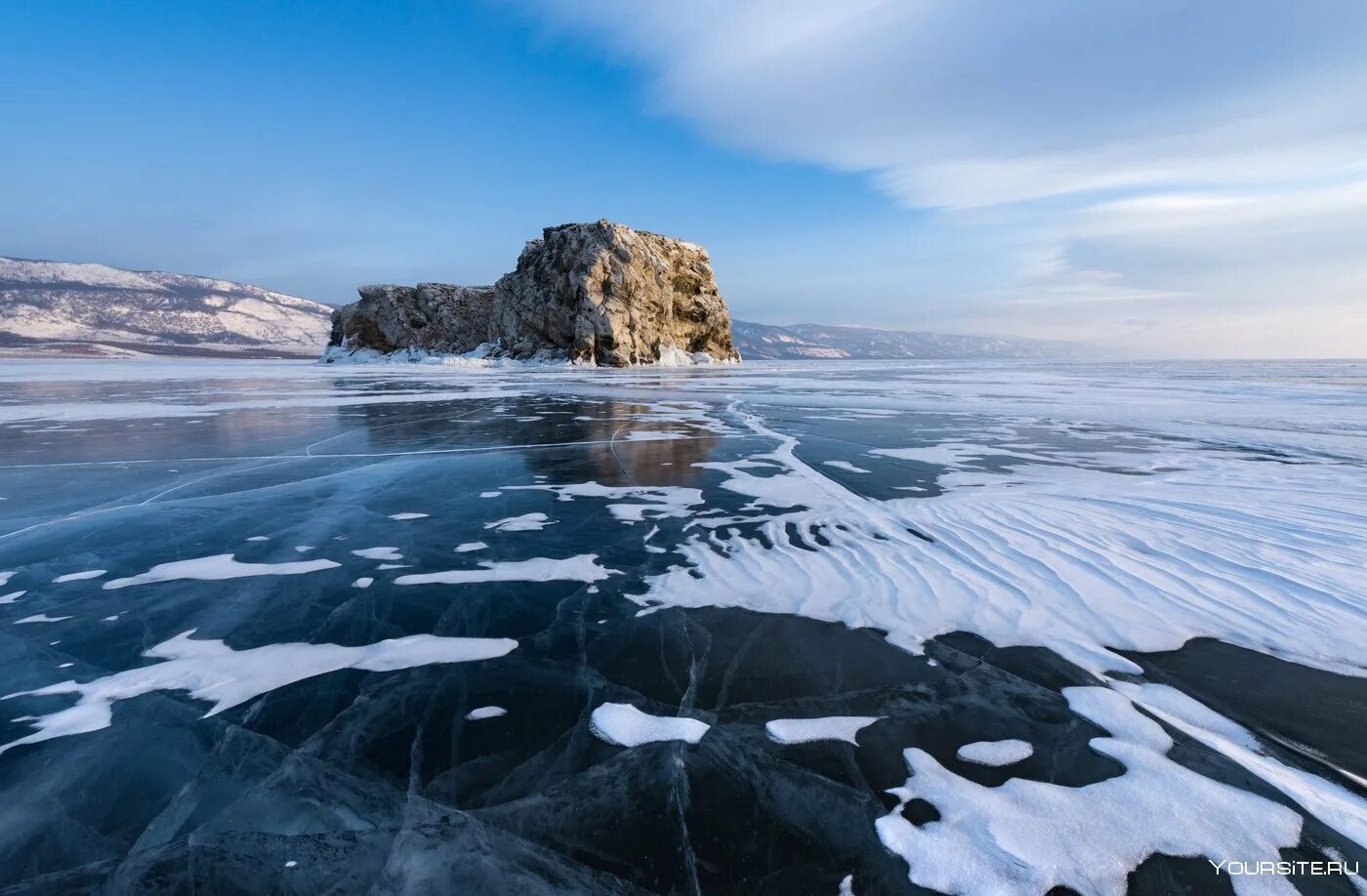Большой остров покрытый льдами. Остров Замогой Байкал. Ольхон Байкал февраль. Байкал Ольхон мыс Хобой. Ольхон лед.