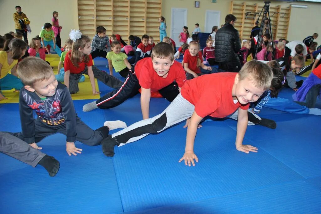 Спорт дети. Дети среднего школьного возраста на физкультуре. Спортивные соревнования в рекреации. Физическая подготовка детей.