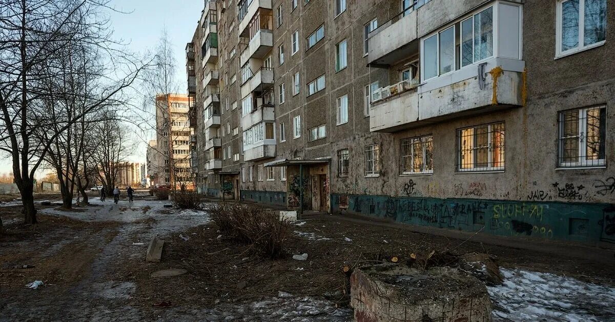 Сейчас главное не красивый дом. Хрущевки спальный район двор. Дворы России. Серые пятиэтажки. Российская улица хрущевки.