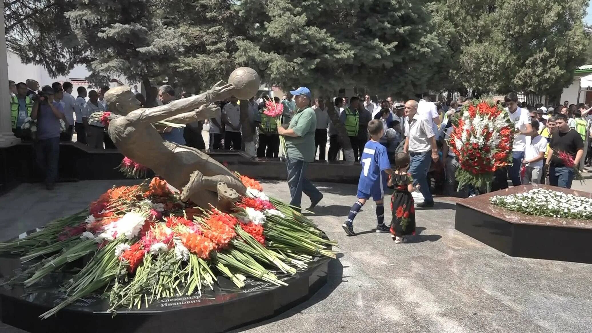 Авиакатастрофа команды пахтакор. Памятник пахтакору 79. пахтакор мемориал ташкент. пахтакор 79 авиакатастрофа. столкновение ту 134 над днепродзержинском.