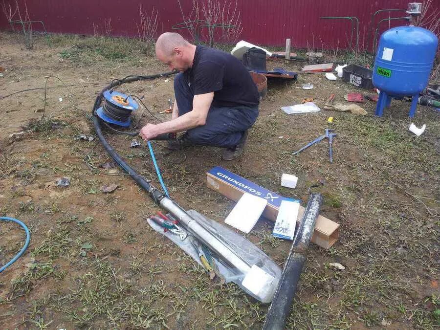 Замена насоса в колодце. Монтаж погружного насоса в скважину. Монтаж погружного насоса в колодец. Меняем скважинный насос. Глубинный насос для скважины 80 метров 380 вольт.