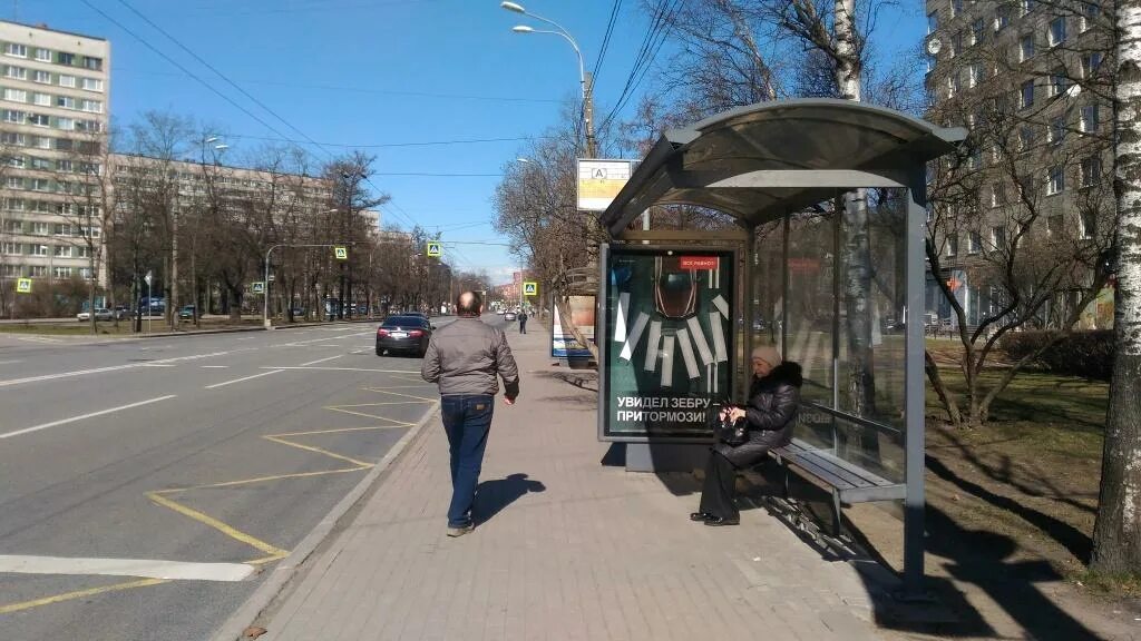 Остановка 9 мая автобусы. Остановка напротив остановки. Земский переулок автобусная остановка. Остановка автобуса в лесу. Остановка перед гостиницей Калининград.