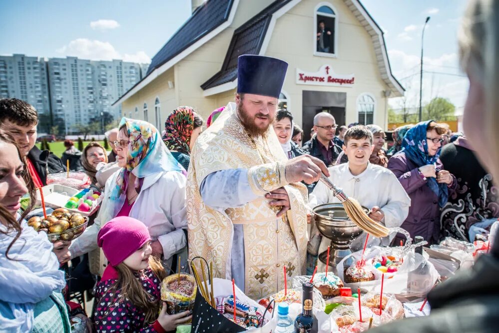 В какое время можно освятить. Храм Георгия Победоносца Сургут Пасха. Празднование Пасхи. Пасха Церковь. Празднование Пасхи в церкви.