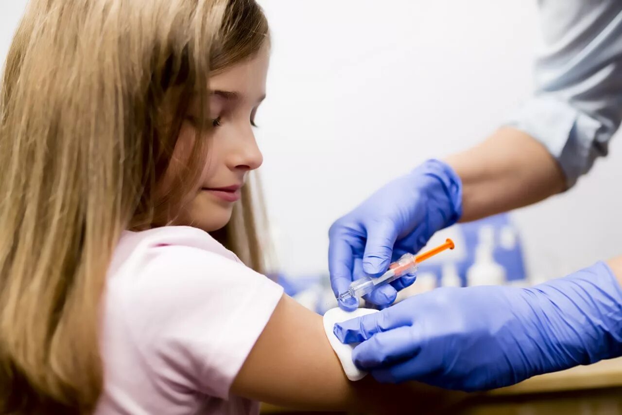 Против гриппа детский. Вакцинация подростков. Вакцинация от гриппа. Иммунизация детей. Прививки от гриппа детям.