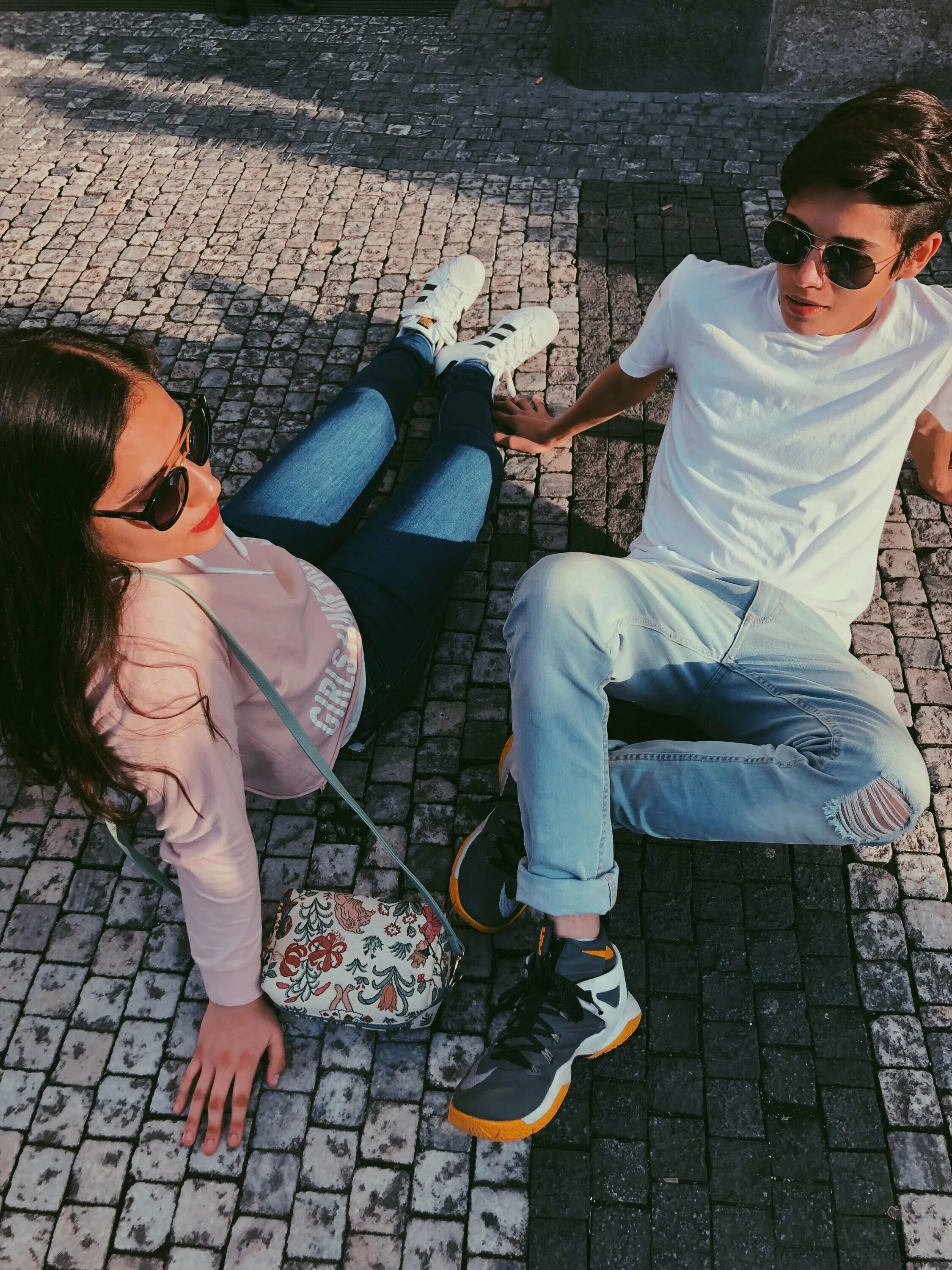 Парень с девушкой друзья топовые. Настоящая дружба. Лучшие друзья парень и девушка. Дружба мальчика и девочки. Любовь между детьми.