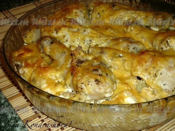Запеченный картофель в духовке курицей и грибами. Куриные ножки с картофелем в духовке. Куриные ножки в духовке с картошкой на протвине с майонезом. Картофель запеченный с куриной голенью. Картофель запеченный с куриной голенью.