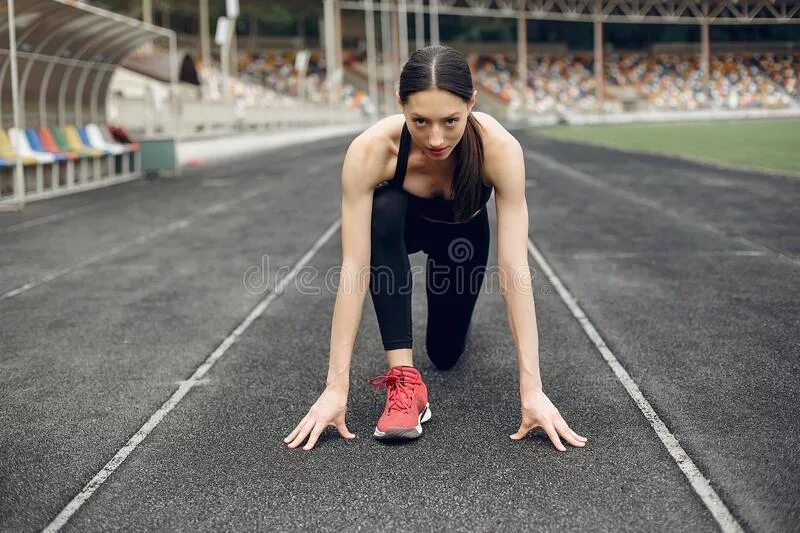 Женщина на стадионе. Спортивная фотосессия на стадионе. Девушка на стадионе. Фотосессия девушки на стадионе бегает. Фотосессия на стадионе идеи.