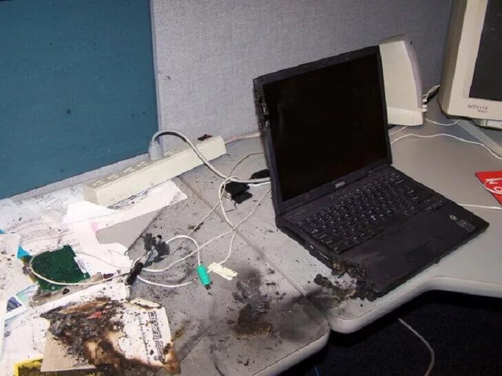 Сломанный ноутбук. Разбитый ноутбук. Сломанный компьютерный стол. Сгоревший ноутбук.