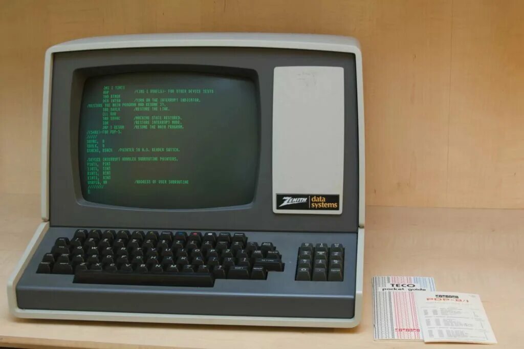 Компьютер начал. Алфавитно цифровой терминал. Алфавитно-цифровые мониторы. Терминал ЭВМ. Старый компьютерный терминал.