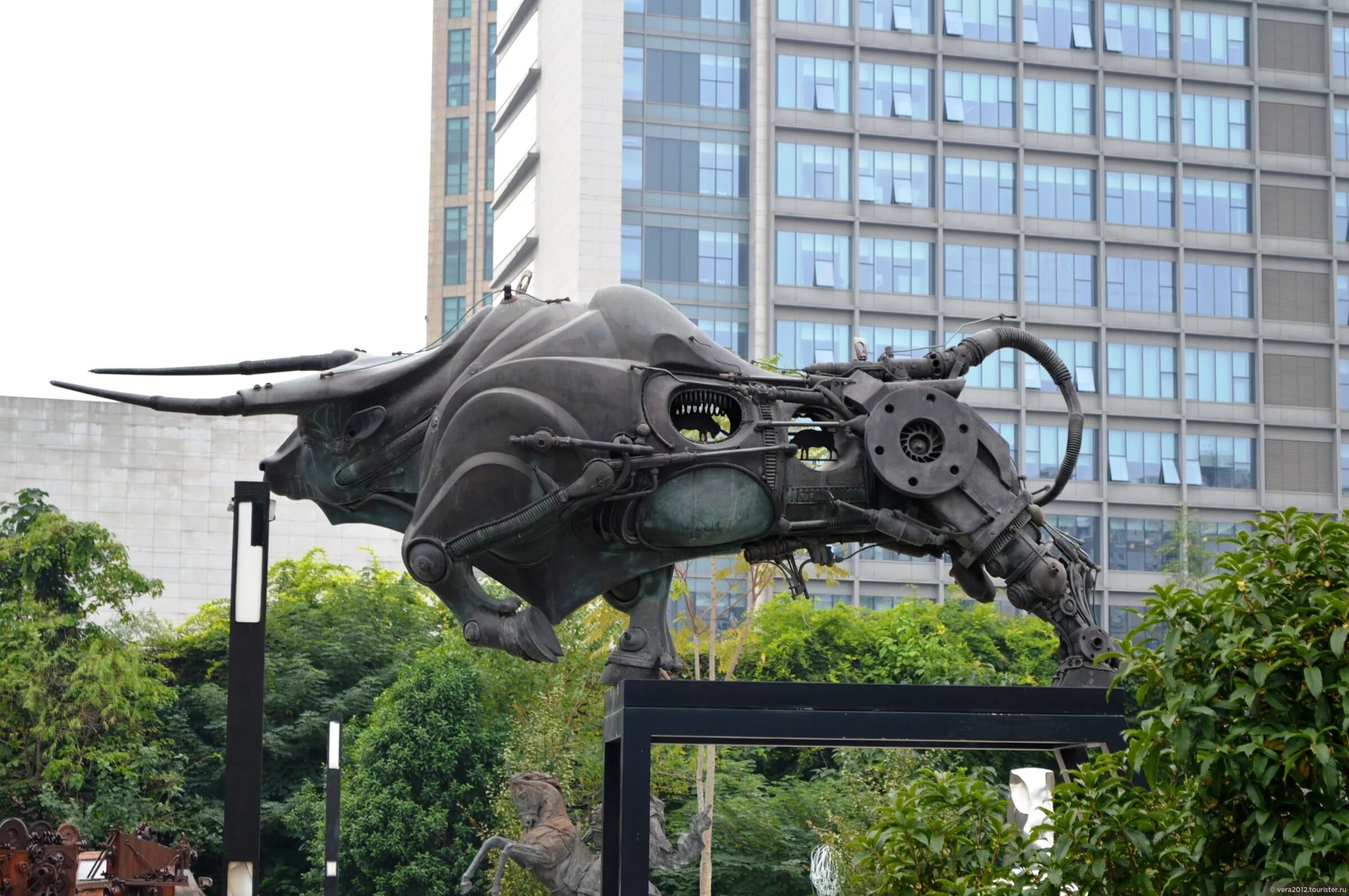 родео американский бык аттракцион. пьер маттер скульптура льва. Mechanical bull game. фигуры из металла. механический бык.