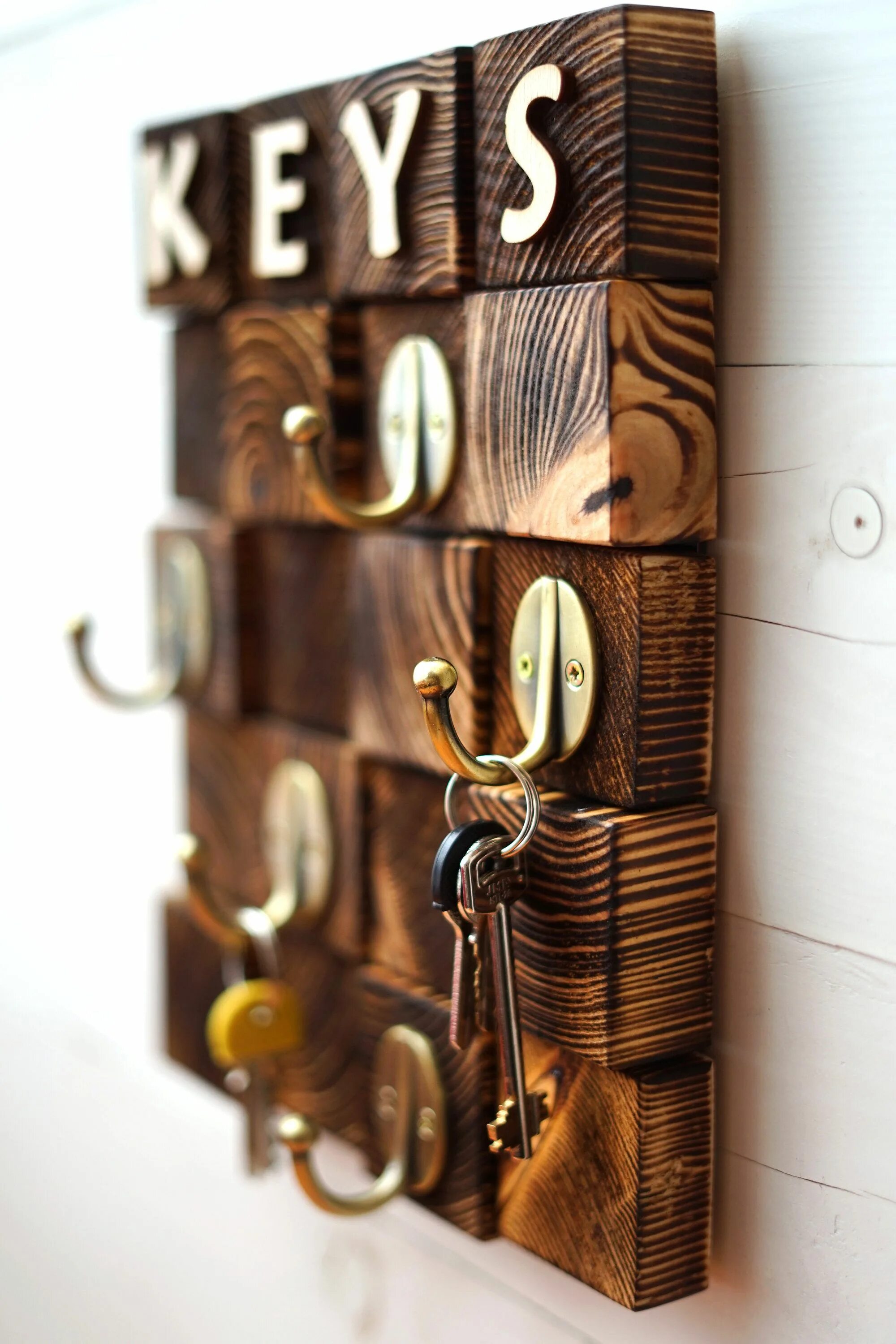 Крючки для ключей в прихожую. Wood key hanger entryway organizer mosaic кey hook key. ключница настенная. ключница настенная в прихожую. деревянная ключница настенная.