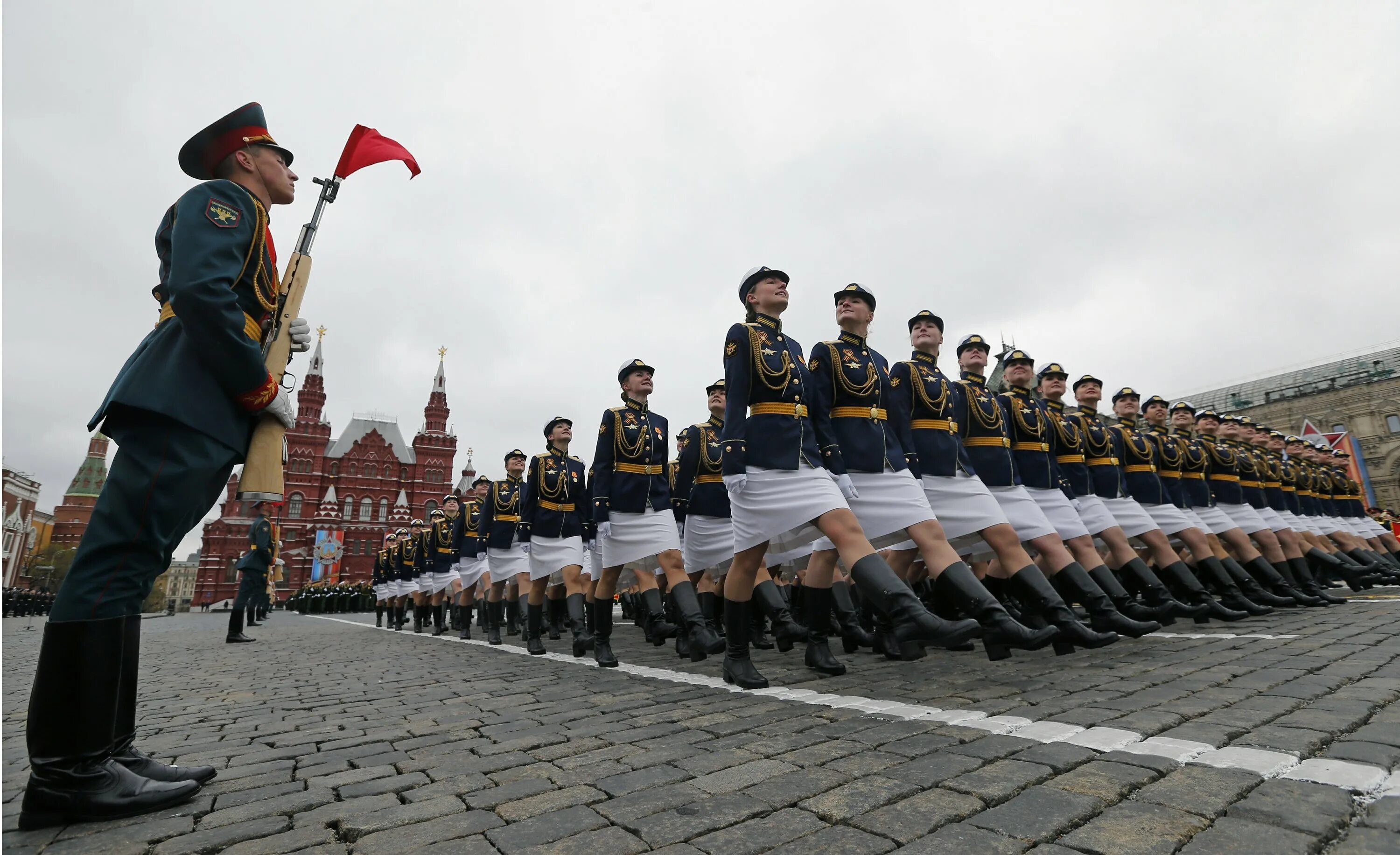 Шагает полк. Военный парад Россия маршируют. Марширующие солдаты на красной площади 9 мая. Солдаты на параде. Линейные на параде.