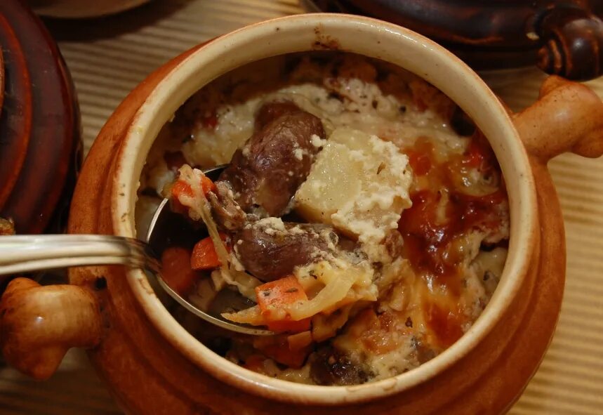 Сердечки куриные в горшочке с картошкой