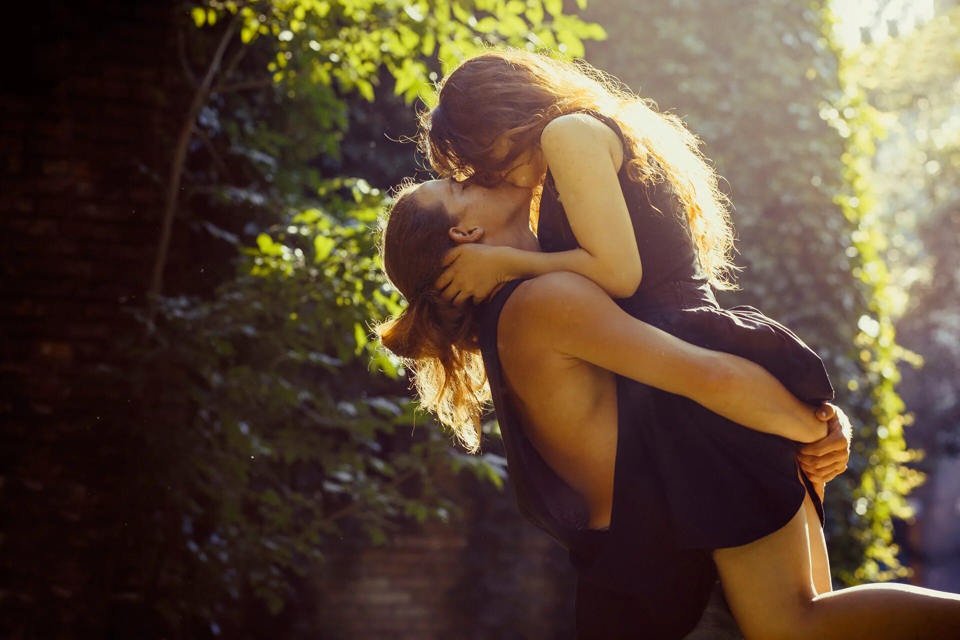 Девочки с другом целуются. Парень обнимает девушку. Парень и девушка обнимаются. В нежных объятьях. Объятия и поцелуи.