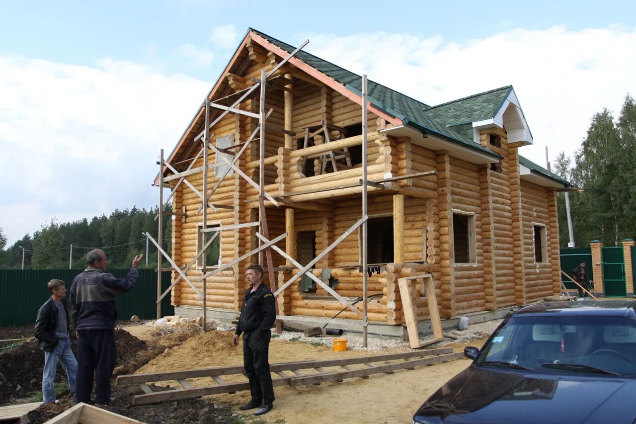Стройка домов. Стройка деревянного дома. Строящийся деревянный дом. Сруб стройка. Сборка деревянных домов